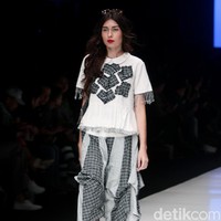 Fashion show Lekat di Jakarta Fashion Week 2018, Senayan City, Jakarta, Jumat (27/10/2017). Foto: Mohammad Abduh/Wolipop