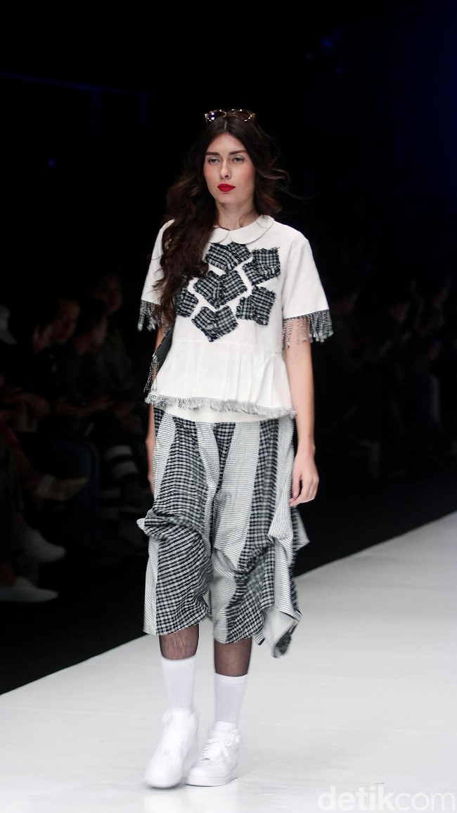 Fashion show Lekat di Jakarta Fashion Week 2018, Senayan City, Jakarta, Jumat (27/10/2017). Foto: Mohammad Abduh/Wolipop