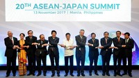 Para pemimpin negara ASEAN ditambah PM Jepang Shinzo Abe saling bergandengan tangan di ASEAN-Japan Summit di Manila (Foto: REUTERS/Ezra Acayan/Pool)