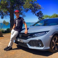 Denim dan kaus lagi-lagi jadi pilihan Marc Marquez untuk bergaya off the road atau saat tidak sedang balapan. Dia kembali memakai kaus dari Pull & Bear. Foto: Dok. Instagram