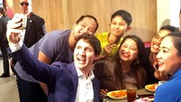 Tak cuma itu, Trudeau diajak berselfie oleh warga yang sedang makan di sana. 
