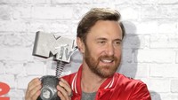 DJ David Guetta juga tak mau ketinggalan berpose dengan pialanya setelah menang untuk kategori Best Electronic. Foto: Getty Images for MTV