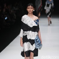 Rancangan terbaru dari Lulu Lutfi Labibi yang mengangkat tema Persimpangan di Jakarta Fashion Week 2018, Senayan City, Jakarta, Kamis (26/10/2017). Foto: Mohammad Abduh/Wolipop