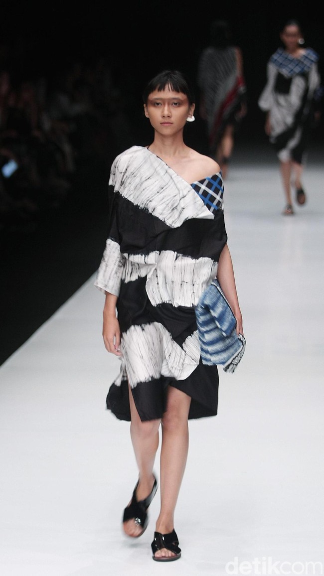 Rancangan terbaru dari Lulu Lutfi Labibi yang mengangkat tema Persimpangan di Jakarta Fashion Week 2018, Senayan City, Jakarta, Kamis (26/10/2017). Foto: Mohammad Abduh/Wolipop
