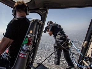 Kisah Pria Ekstrem: Badan Keluar Helikopter Demi Foto Keren