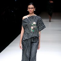Rancangan terbaru dari Lulu Lutfi Labibi yang mengangkat tema Persimpangan di Jakarta Fashion Week 2018, Senayan City, Jakarta, Kamis (26/10/2017). Foto: Mohammad Abduh/Wolipop