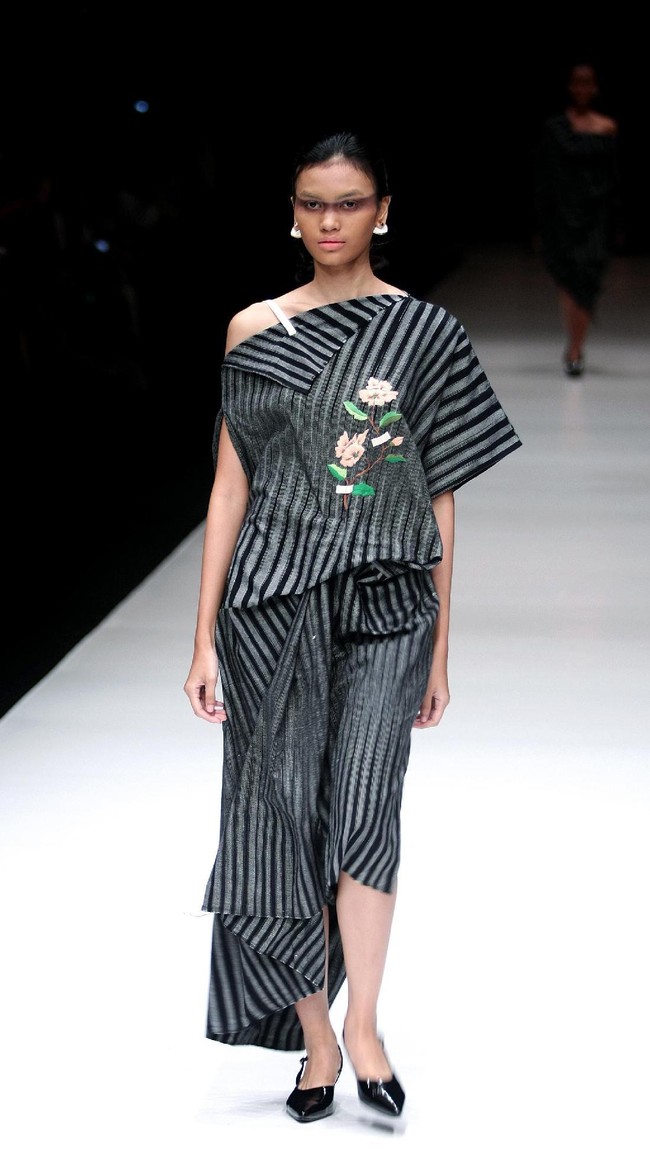 Rancangan terbaru dari Lulu Lutfi Labibi yang mengangkat tema Persimpangan di Jakarta Fashion Week 2018, Senayan City, Jakarta, Kamis (26/10/2017). Foto: Mohammad Abduh/Wolipop