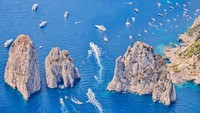 Walau dari ketinggian, foto kawasan Faraglioni, Capri, Italy tetap terlihat cantik bukan? (CNN Travel/Jin-Woo Prensena)