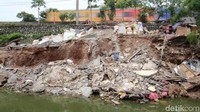 Longsor pernah terjadi juga beberapa waktu lalu. Namun hingga saat ini belum ada perbaikan untuk mencegah kembali terjadinya longsor.