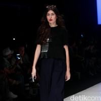 Fashion show Lekat di Jakarta Fashion Week 2018, Senayan City, Jakarta, Jumat (27/10/2017). Foto: Mohammad Abduh/Wolipop
