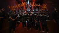 Mereka datang mengenakan jubah hitam, menandakan berkabung. Para peziarah ada yang datang dengan berjalan kaki, menggunakan bus, juga lewat jalur udara. (Abdullah Dhiaa Al-deen/Reuters)