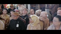 Selvi dan Felicia duduk bersebelahan saat akad nikah Kahiyang dan Bobby di Graha Saba Buana, Rabu (8/11/2017). Hal ini terlihat dari vlog terbaru Kaesang yang berjudul SAH. Foto: YouTube