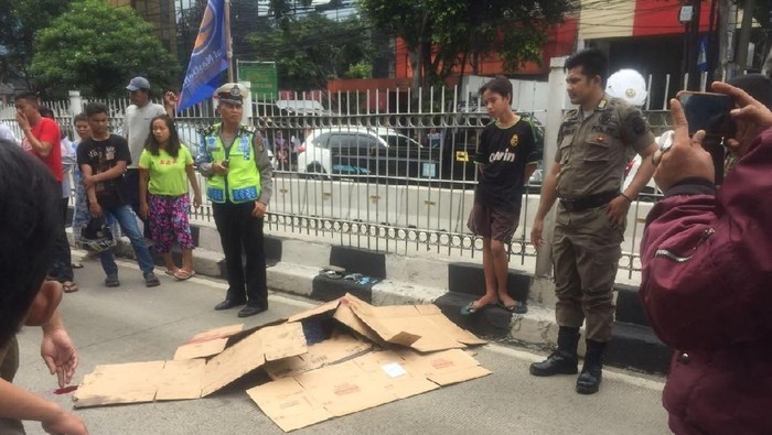 Menyeberang Jalan, Pria Tertabrak TransJ di Duren Tiga