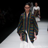 Rancangan terbaru dari Lulu Lutfi Labibi yang mengangkat tema Persimpangan di Jakarta Fashion Week 2018, Senayan City, Jakarta, Kamis (26/10/2017). Foto: Mohammad Abduh/Wolipop