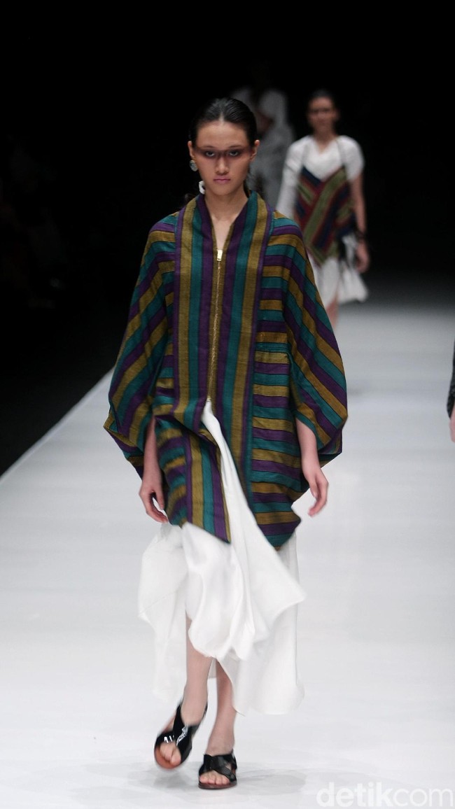 Rancangan terbaru dari Lulu Lutfi Labibi yang mengangkat tema Persimpangan di Jakarta Fashion Week 2018, Senayan City, Jakarta, Kamis (26/10/2017). Foto: Mohammad Abduh/Wolipop