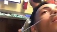 Seorang pasien di Alabama merekam dirinya sendiri saat berada di klinik dokter gigi. Ia ingin membuktikan dirinya tangguh tak bisa terpengaruh obat bius tapi kemudian pingsan juga. (Foto: Youtube/Deals. Deals.)