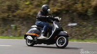 Tikungan demi tikungan dengan lincah dilahap skuter ini. Begitu juga saat menaklukkan tanjakan demi tanjakan. Skuter ini dengan mudahnya melesat menaklukkan tanjakan. Pool/Piaggio Indonesia.