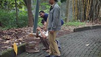 Beberapa orang sempat terlihat akan menangkap burung. Dia membawa sarang burung kosong ke dalam wilayah hutan. (Foto: Arief Ikhsanudin/detikcom)