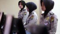 Petugas juga siap memandu warga yang kesulitan.