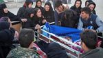 Foto: Isak Tangis Keluarga Korban Gempa Irak-Iran