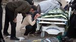 Foto: Isak Tangis Keluarga Korban Gempa Irak-Iran