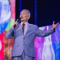 Pada November 2017, aktor George Takei dituduh telah membuka baju dan meremas bokong seorang model pria. Peristiwa terjadi pada 1981, saat sang model masih berusia 23 tahun dan George 40 tahun. George menampik tuduhan tersebut. Foto: Mat Hayward/Getty Images