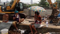 Penghuni menyaksikan tempat tinggalnya dibongkar. Foto: Grandyos Zafna