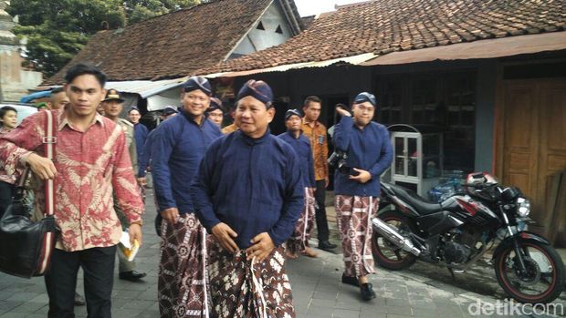 Prabowo saat keluar dari kompleks Makam Raja Mataram di Kotagede. 
