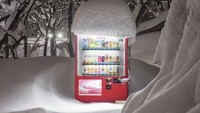 Mesin itu menjual hampir semua kebutuhan, termasuk beberapa barang yang agak aneh. Namun, sebagian besar penuh dengan minuman panas dan dingin. Vending machine di Kota Sapporo, Hokkaido ini diambil fotonya pada 24 Desember 2016 saat malam hari. Saat itu pula salju turun dengan lebat untuk pertama kalinya dalam 60 terakhir dan seluruh transportasi umum terhenti (Dok. Eiji Ohashi/CNN Style)