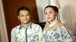 Gaya Kompak Vicky Shu dan Suami