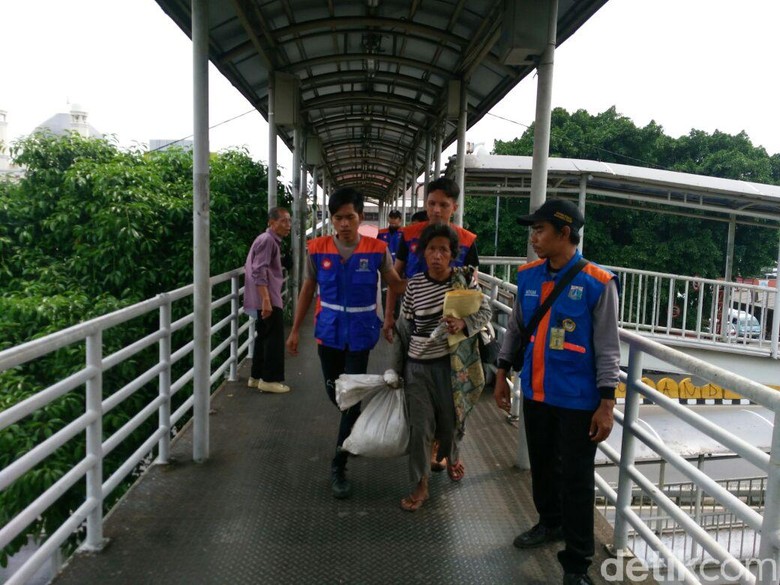 Sudin Sosial Jakpus Amankan Pengemis yang Bawa Emas dan Rp 23 Juta Sudin Sosial Jakpus Amankan Pengemis yang Bawa Emas dan Rp 23 Juta