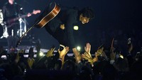 Ia tampil membawakan lagu Theres Nothing Holdin Me Back. Ian Gavan/Getty Images for MTV/detikFoto.