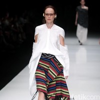Rancangan terbaru dari Lulu Lutfi Labibi yang mengangkat tema Persimpangan di Jakarta Fashion Week 2018, Senayan City, Jakarta, Kamis (26/10/2017). Foto: Mohammad Abduh/Wolipop