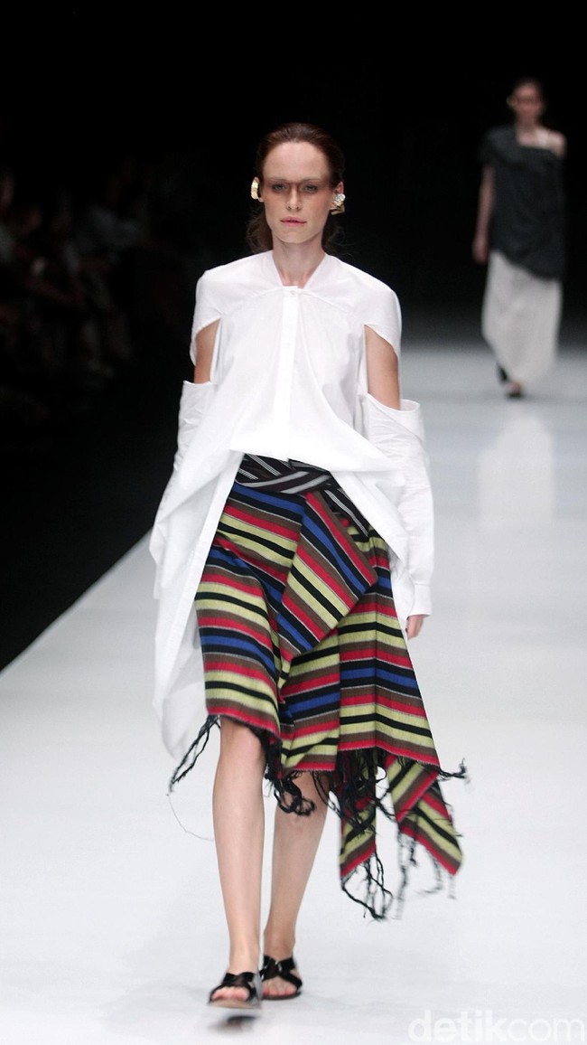 Rancangan terbaru dari Lulu Lutfi Labibi yang mengangkat tema Persimpangan di Jakarta Fashion Week 2018, Senayan City, Jakarta, Kamis (26/10/2017). Foto: Mohammad Abduh/Wolipop