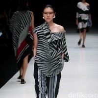 Rancangan terbaru dari Lulu Lutfi Labibi yang mengangkat tema Persimpangan di Jakarta Fashion Week 2018, Senayan City, Jakarta, Kamis (26/10/2017). Foto: Mohammad Abduh/Wolipop