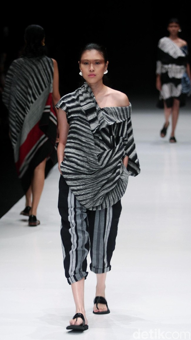 Rancangan terbaru dari Lulu Lutfi Labibi yang mengangkat tema Persimpangan di Jakarta Fashion Week 2018, Senayan City, Jakarta, Kamis (26/10/2017). Foto: Mohammad Abduh/Wolipop