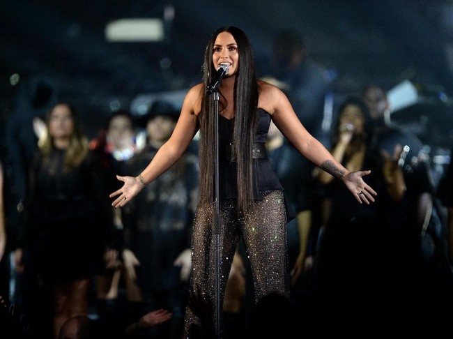 Di pertengahan MTV EMA, Demi berganti penampilan ketika beraksi di panggung. Tetap mencuri perhatian, mantan kekasih Joe Jonas itu mengenakan korset hitam dan celana panjang transparan.  (Foto: Getty Images)