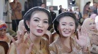Selvi dan Felicia sama-sama terlihat berkebaya dan sanggulan. Keduanya melambai ke kamera Foto: YouTube