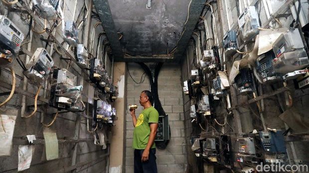 PLN Segera Lakukan Penyerdahanaan Golongan PelangganPetugas mengecek meteran listrik di rusun petamburan, Jakarta Pusat, Senin (13/11/2017). Pemerintah melalui Kementerian Energi dan Sumber Daya Mineral (ESDM) berencana melakukan penyederhanaan kelas golongan pelanggan listrik rumah tangga non-subsidi. Grandyos Zafna/detikcom-. Penyederhanaan ini berlaku kepada pelanggan dengan golongan 900 VA tanpa subsidi, 1.300 VA, 2.200 VA, dan 3.300 VA. Semua golongan tersebut akan dinaikkan dan ditambah dayanya menjadi 4.400 VA.