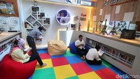 Saat menunggu, pemohon bisa mengisi di pojok baca.