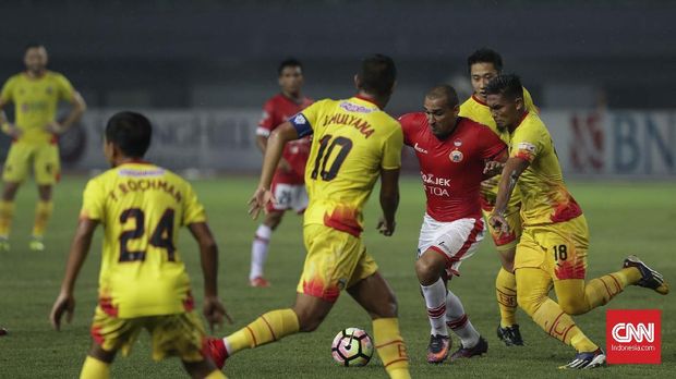 Pertandingan antara Bhayangkara FC dan Persija Jakarta membuka Liga 1 2018.