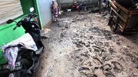 Jalanan dipenuhi lumpur.