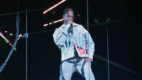 Travis Scott menjadi sorotan karena tampil dengan burung robot raksasanya kala menyanyikan lagu Butterfly Effect. Ian Gavan/Getty Images for MTV/detikFoto.
