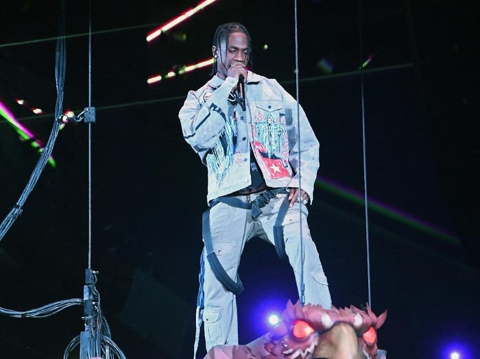 LONDON, ENGLAND - NOVEMBER 12:  Travis Scott performs on stage during the MTV EMAs 2017 held at The SSE Arena, Wembley on November 12, 2017 in London, England.  (Photo by Ian Gavan/Getty Images for MTV)