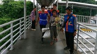 Pengemis di JPO tersebut bernama Sri (43). 