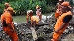 Pasukan Oranye Berjibaku Bikin Tanggul di Jatipadang