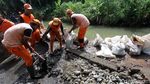 Pasukan Oranye Berjibaku Bikin Tanggul di Jatipadang