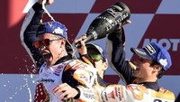 Marque cuma finis ketiga di Valencia. Keberhasilan dia menjadi juara dunia disempurnakan dengan sukses Dani Pedrosa menjejak podium tertinggi di Valencia. (AFP PHOTO / JOSE JORDAN)