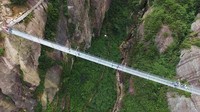 Berlokasi di Shiniuzhai Geopark di Hunan, China. Panjangnya 300 meter dengan tinggi 180 meter dari permukaan tanah. Istimewa/Boredpanda.