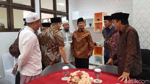Prabowo dan Amien Rais gelar pertemuan tertutup usai upacara Hari Pahlawan di Yogyakarta.